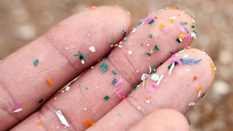 Microplásticos: en la UNC buscan eliminarlos del agua residual