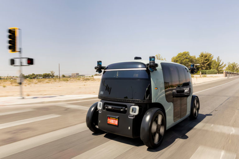 La ciudad de Buenos Aires habilita la circulación por las calles de autos sin conductor y robots de servicio