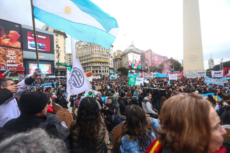 La comunidad científica marchó al Obelisco en defensa de la ciencia