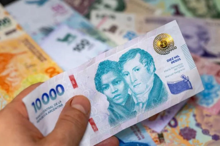 La carga de impuestos bajó casi 8% para los salarios más altos, pero subió para los de menores ingresos