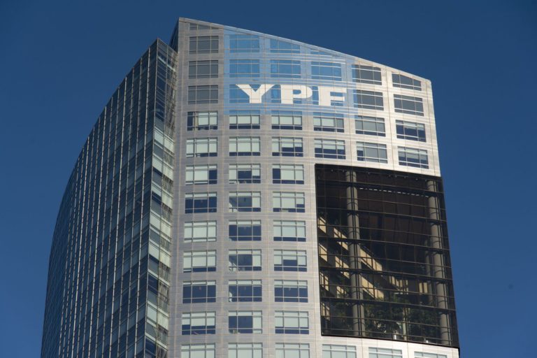 YPF, empresa estatal, solicitó la adhesión al RIGI en un proyecto por u$s 51.000 millones