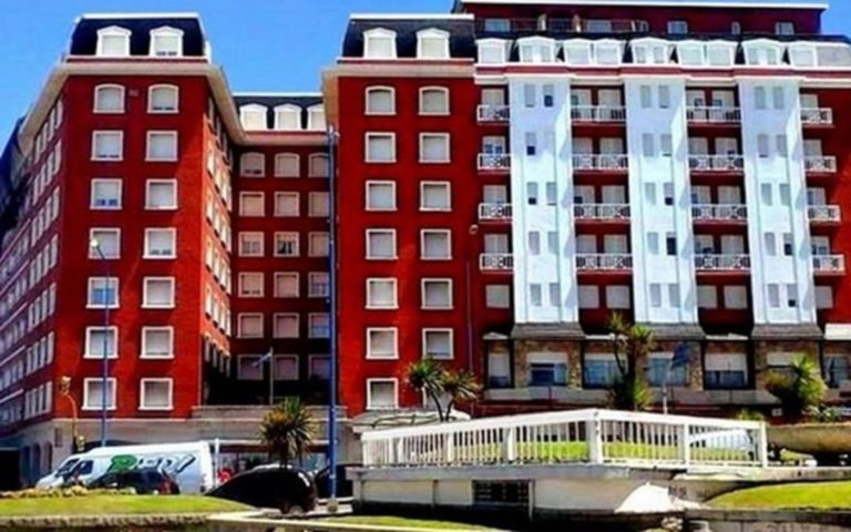 Cierran hoteles y farmacia de la Obra Social de las Fuerzas Armadas. Quedan 177 personas en la calle