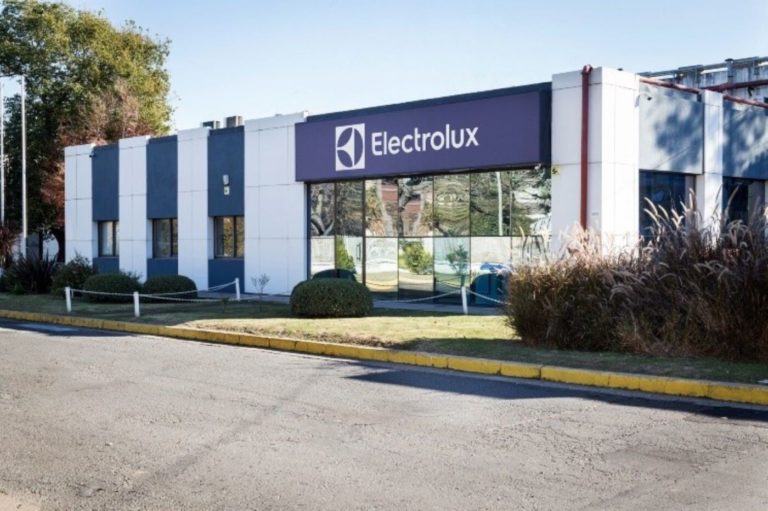 Electrolux cierra su planta en Rosario y empezará a importar todos sus artículos
