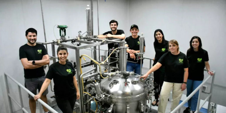 Son argentinos y crearon un producto natural que ayuda a que la fruta no se pudra