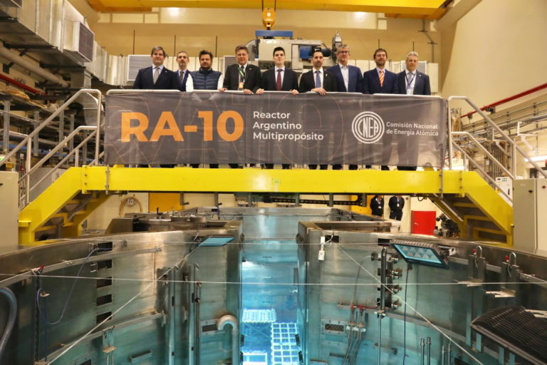 Anuncian que el RA-10 se pondrá en marcha en 2027. Contamos la historia de malas privatizaciones