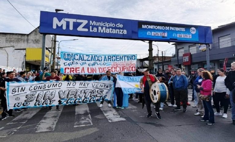 Manifestación de empresarios y trabajadores del calzado: «Estamos perdiendo todo»
