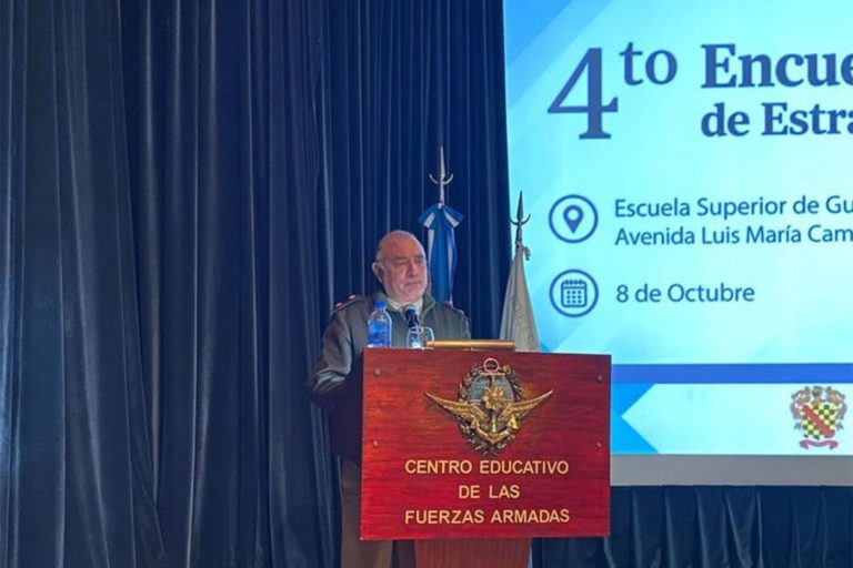 En un ciclo formativo del Ejército se analizó críticamente el alineamiento con EE.UU.