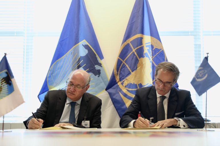 El OIEA y el Banco Interamericano de Desarrollo acuerdon apoyar el uso pacífico de la energía nuclear