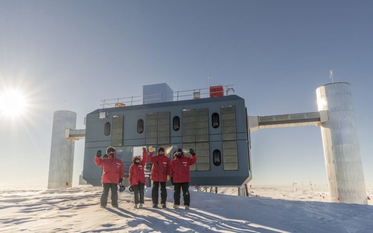 Nobel de Física para Francis Halzen, el físico que “vio” los neutrinos bajo el hielo antártico