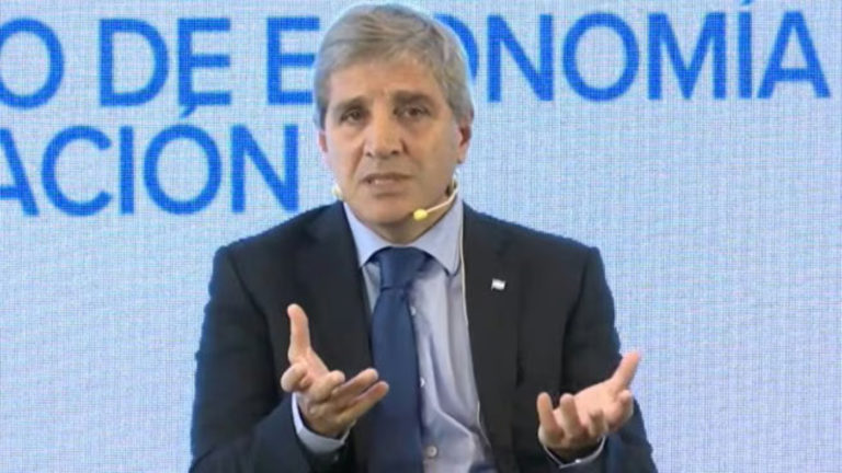 Luis Caputo aseguró a inversores que podría usar el swap con China si se complica el programa financiero