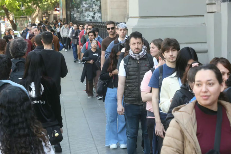 Más de 35.000 personas buscando trabajo en una feria en la Rural, que ofrece 2.500 puestos
