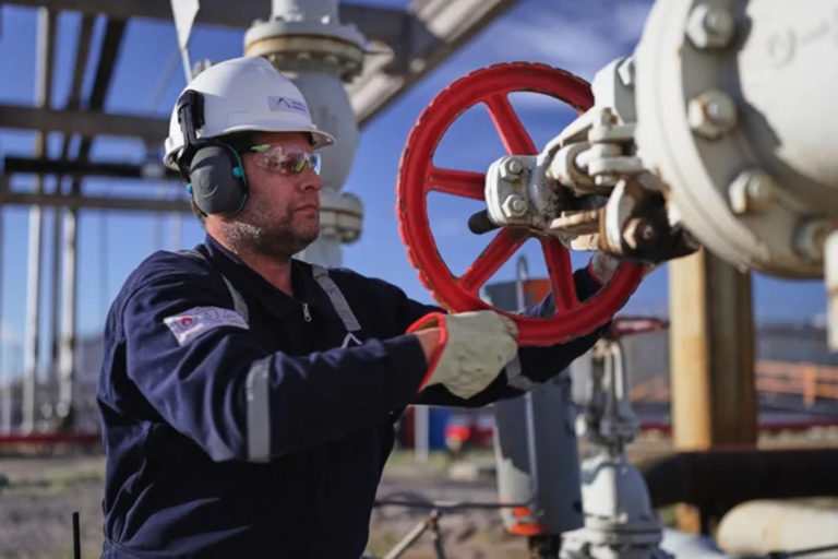 54% de los profesionales argentinos del sector de la energía que trabajan en el exterior evalúan volver