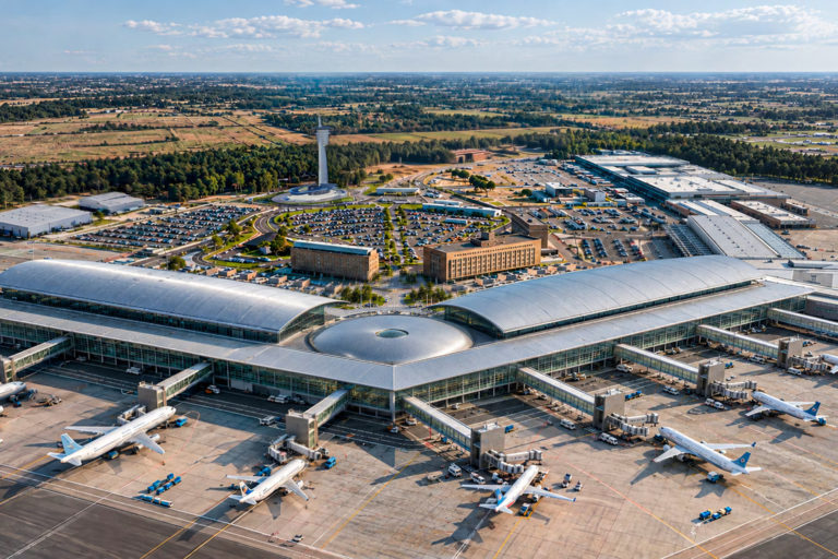 Aeropuertos Argentina -Eurnekian: prórroga hasta 2049. Plan de inversiones