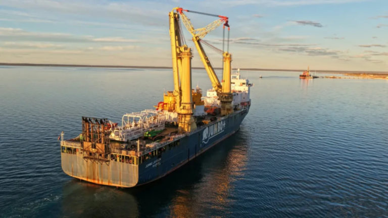 Llegó, a través del estrecho de Ormuz, equipamiento para la terminal de exportación de petróleo en Río Negro